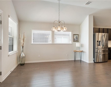 242 Krupp Ave - Photo Thumbnail 6