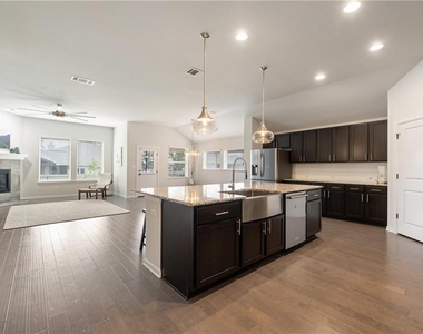 242 Krupp Ave - Photo Thumbnail 8