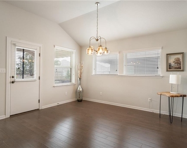 242 Krupp Ave - Photo Thumbnail 5