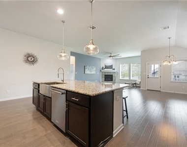 242 Krupp Ave - Photo Thumbnail 9