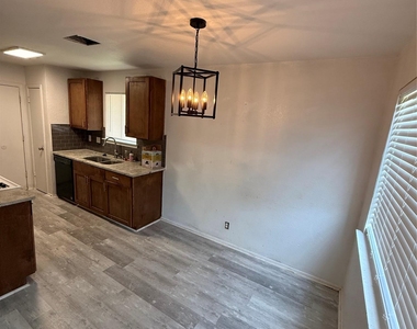 1100 E Logan St - Photo Thumbnail 2