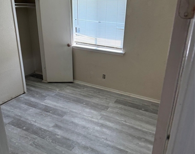 1100 E Logan St - Photo Thumbnail 6