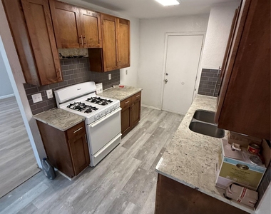 1100 E Logan St - Photo Thumbnail 1