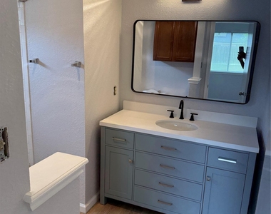 1100 E Logan St - Photo Thumbnail 8