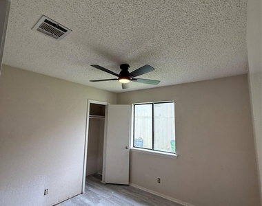 1100 E Logan St - Photo Thumbnail 9