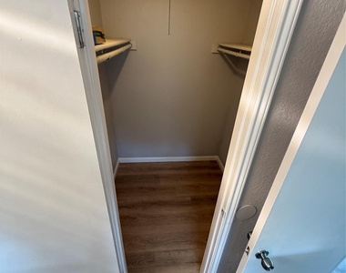 1100 E Logan St - Photo Thumbnail 10