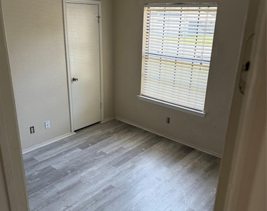 1100 E Logan St - Photo Thumbnail 7