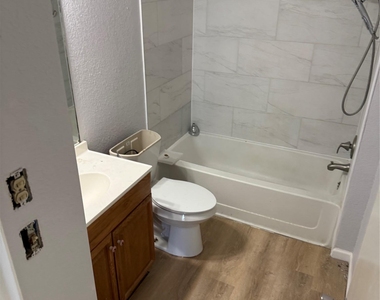 1100 E Logan St - Photo Thumbnail 5