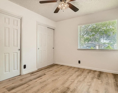 1306 Wayne Dr - Photo Thumbnail 5