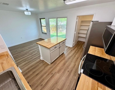 8003 Bannock Ln - Photo Thumbnail 9