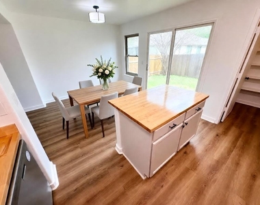 8003 Bannock Ln - Photo Thumbnail 10