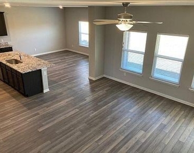 505 Washington Dr - Photo Thumbnail 3