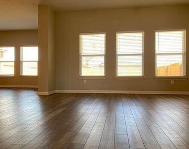 505 Washington Dr - Photo Thumbnail 2