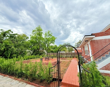 2002 Ernest Street - Photo Thumbnail 2