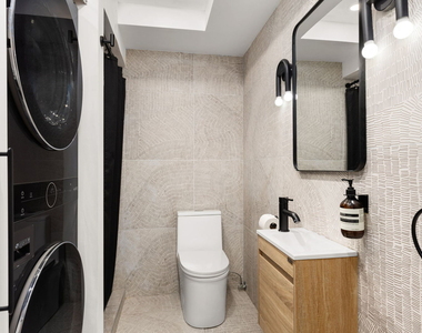 2124 N Sedgwick Street - Photo Thumbnail 18