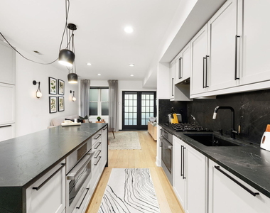 2124 N Sedgwick Street - Photo Thumbnail 6