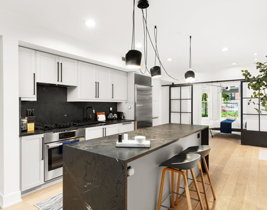 2124 N Sedgwick Street - Photo Thumbnail 16