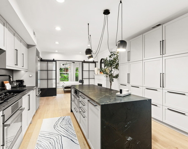 2124 N Sedgwick Street - Photo Thumbnail 4