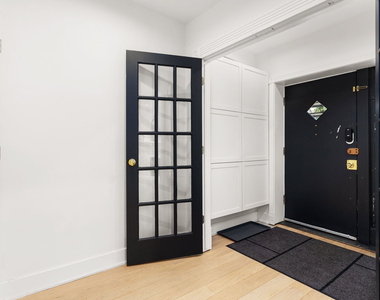 2124 N Sedgwick Street - Photo Thumbnail 2