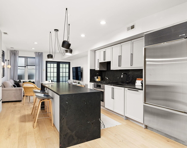 2124 N Sedgwick Street - Photo Thumbnail 5