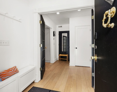 2124 N Sedgwick Street - Photo Thumbnail 3