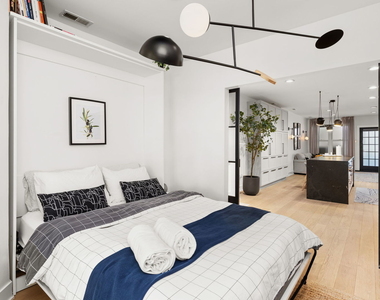 2124 N Sedgwick Street - Photo Thumbnail 13