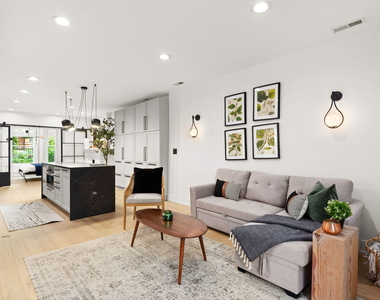 2124 N Sedgwick Street - Photo Thumbnail 10