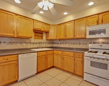 648 N Greenview Avenue - Photo Thumbnail 15