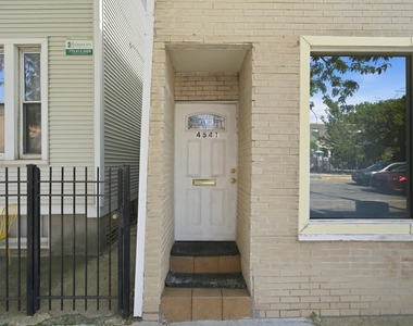4541 N Western Avenue - Photo Thumbnail 3