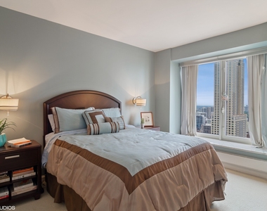 161 E Chicago Avenue - Photo Thumbnail 6