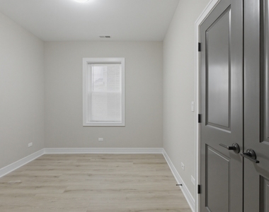4932 S Champlain Avenue - Photo Thumbnail 14