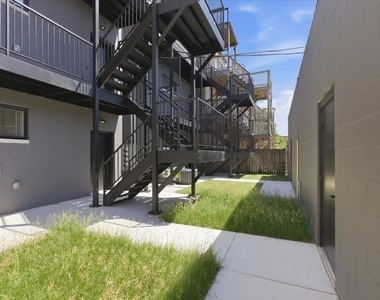 4932 S Champlain Avenue - Photo Thumbnail 16