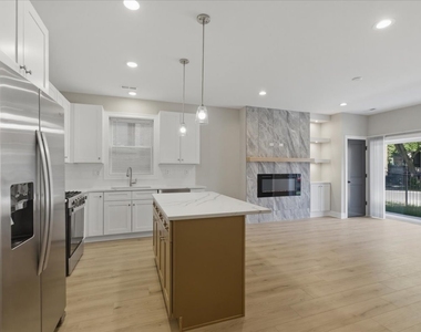 4932 S Champlain Avenue - Photo Thumbnail 6