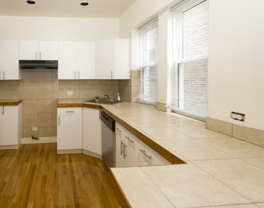 4450 N Sheridan Road - Photo Thumbnail 2