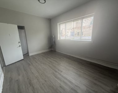 6912 N Ashland Boulevard - Photo Thumbnail 2