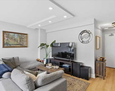 1355 N Sandburg Terrace - Photo Thumbnail 8
