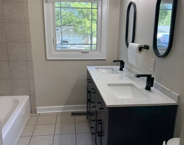 920 Royal Court - Photo Thumbnail 12