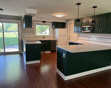 920 Royal Court - Photo Thumbnail 2