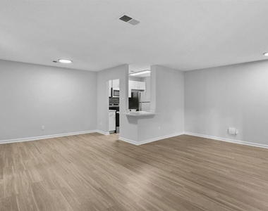 1113 Powers Ferry Place - Photo Thumbnail 7