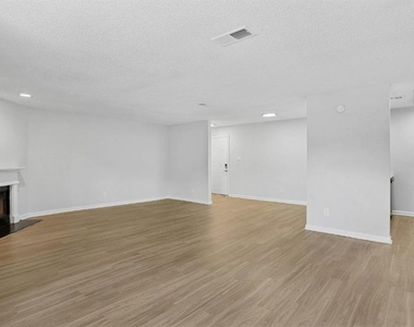 1113 Powers Ferry Place - Photo Thumbnail 9