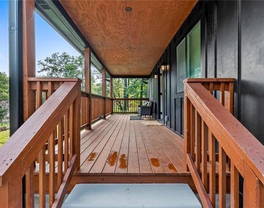 1111 Hillcrest Drive Se - Photo Thumbnail 1