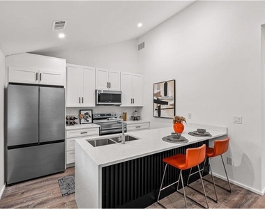 1111 Hillcrest Drive Se - Photo Thumbnail 2