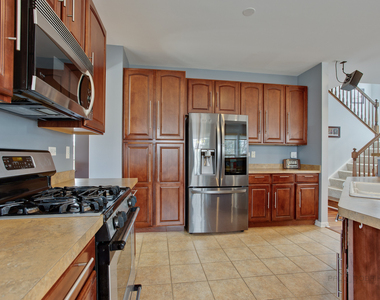 620 Geneva Court - Photo Thumbnail 10