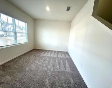 303 Hyde Park - Photo Thumbnail 8