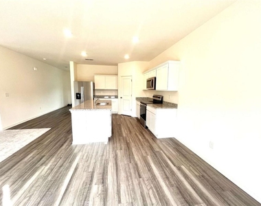 303 Hyde Park - Photo Thumbnail 4