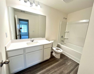 303 Hyde Park - Photo Thumbnail 21