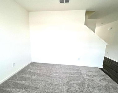 303 Hyde Park - Photo Thumbnail 2