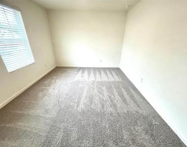 303 Hyde Park - Photo Thumbnail 15
