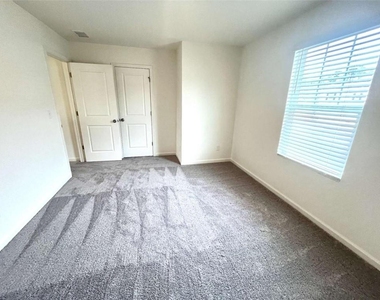 303 Hyde Park - Photo Thumbnail 16