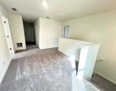 303 Hyde Park - Photo Thumbnail 3